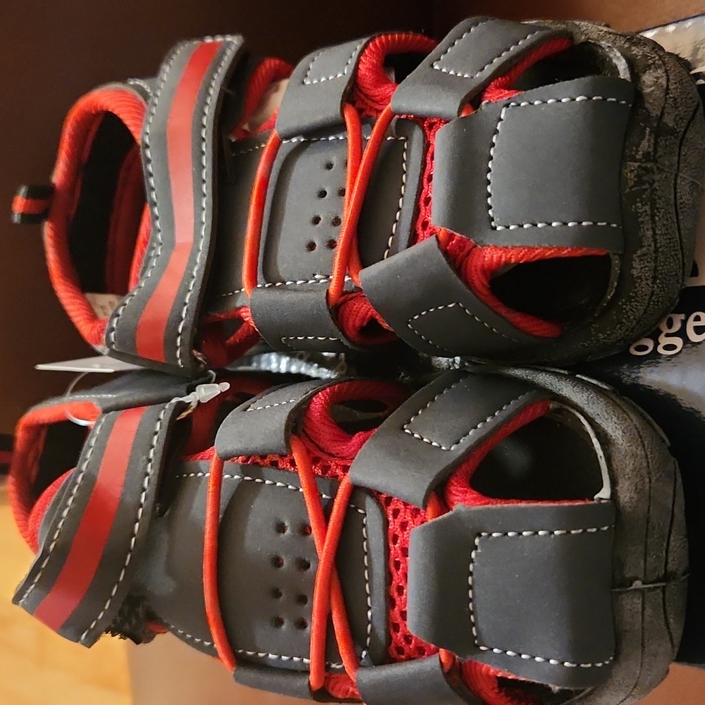 NEW in box Rugged Bear 🐻  sandals